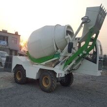 江西瑞昌3-6立方攪拌運(yùn)輸車(chē)混凝土攪拌車(chē)自動(dòng)上料稱(chēng)重