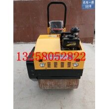 駕駛式振動(dòng)壓路機(jī)