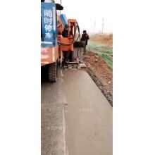 引進(jìn)路緣石滑模機進(jìn)行作業(yè)速度快