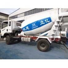 專業(yè)生產(chǎn)小型混凝土罐車，億立實(shí)業(yè)2m3攪拌罐車