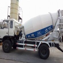 河南攪拌罐車生產(chǎn)廠家，億立實(shí)業(yè)4m3混凝土罐車專賣